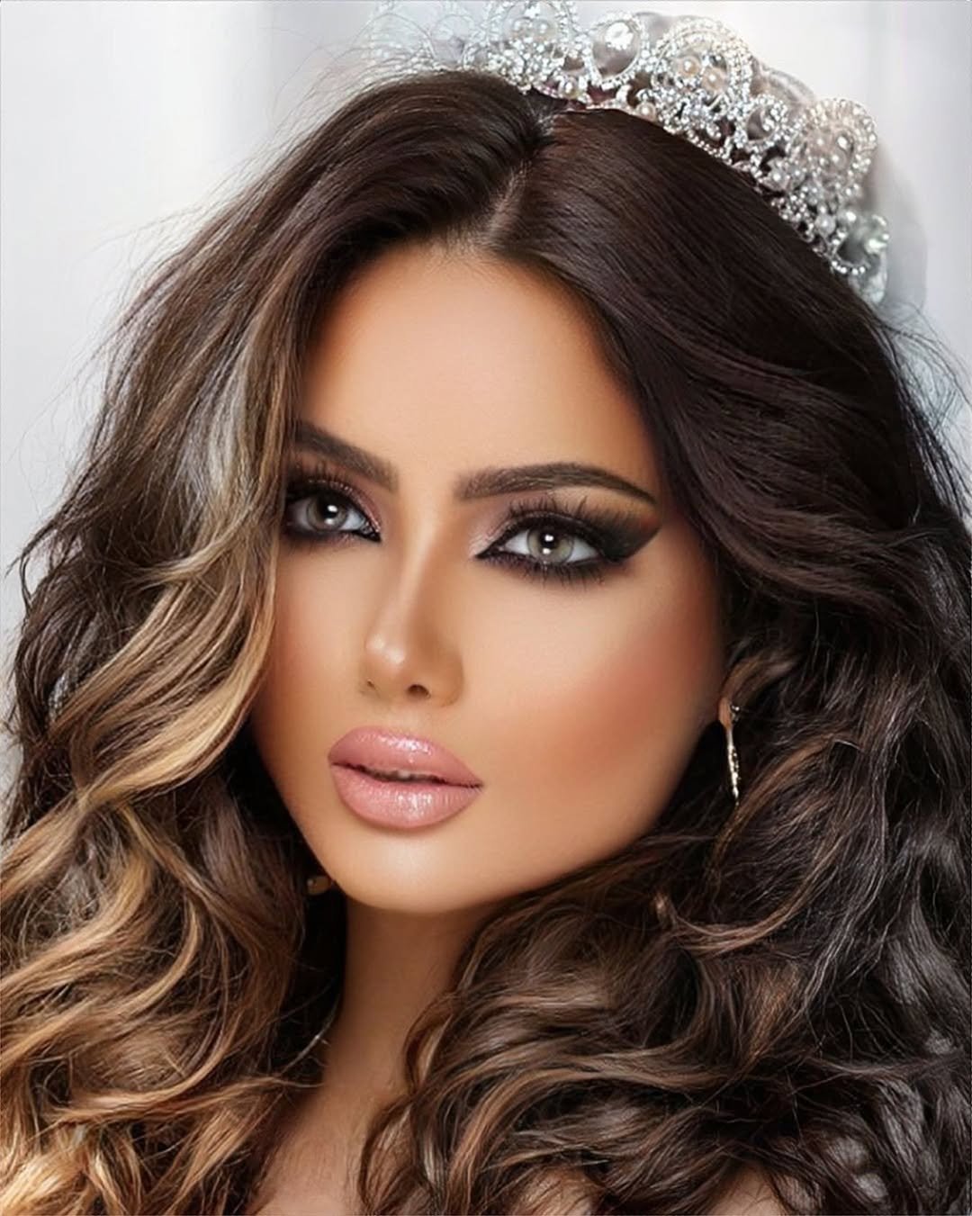 عروس محجبة بمكياج بسيط يناسب الخطوبة
